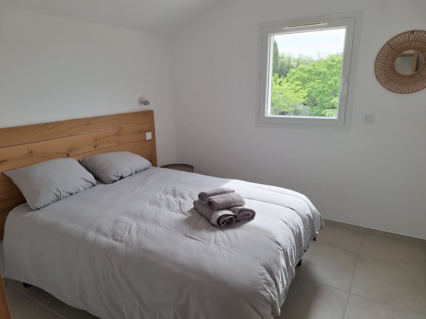 Deuxième chambre avec lit deux places du gîte à Cucuron