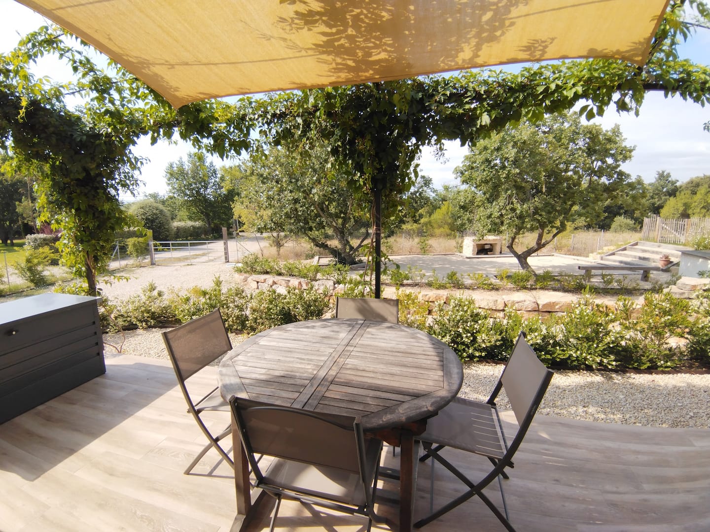 gite-cucuron-terrasse-3