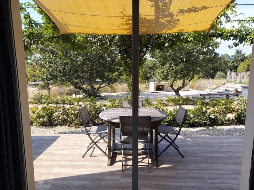gite-cucuron-terrasse-5