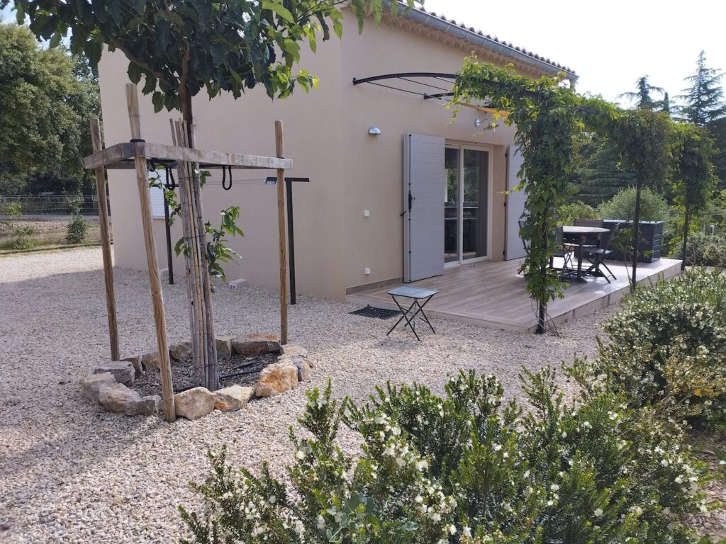 gite-cucuron-terrasse-7