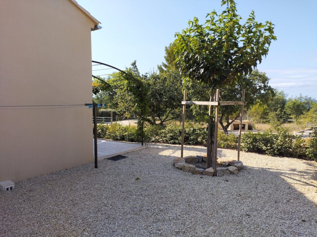 gite-cucuron-terrasse-8