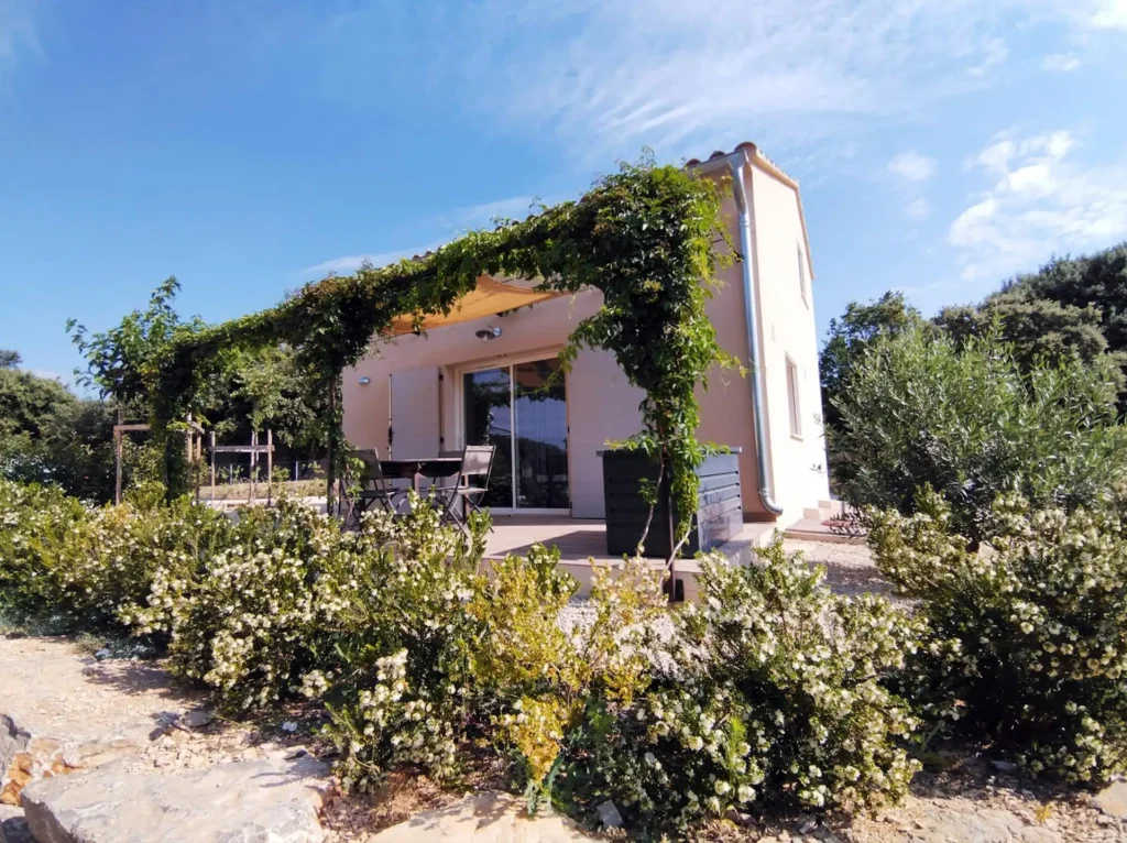location gîte cucuron, vue extérieure et terrasse